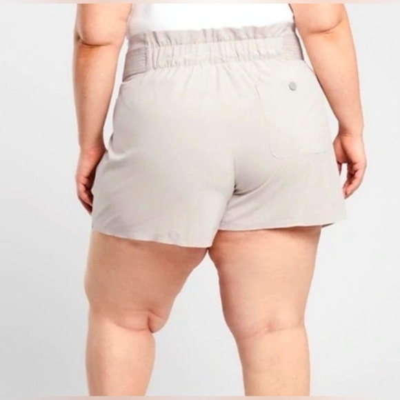 NWT ATHLETA Skyline Short Il Beige Lightweight Packable Paper bag Shorts - Picture 4 of 5